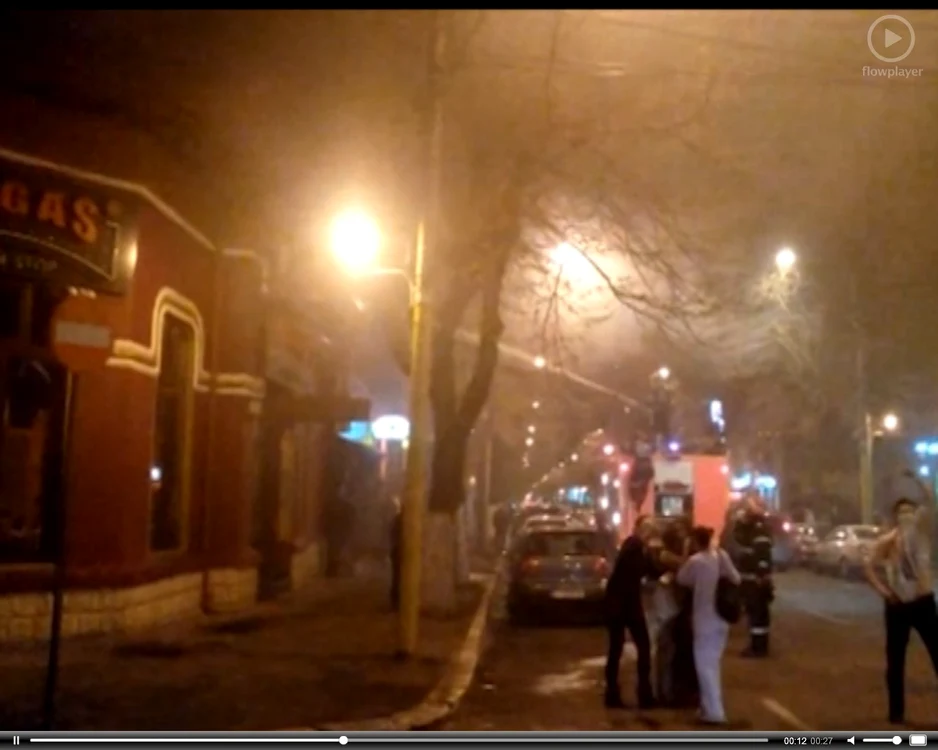 
    Tânăra a fost ajutată de cei care se aflau în zonă (captură România Tv)  