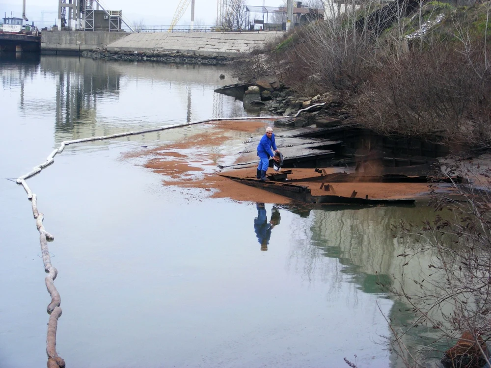 Angajaţii de la Apele Române acţionează cu Spilsorb FOTO Corina Macavei