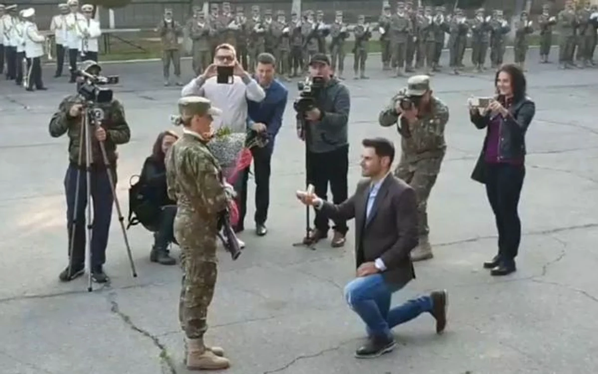 Cerere în căsătorie la depunerea jurământului de credinţă faţă de ţară la o unitate de geniu din Râmnicu Vâlcea Foto Florin Epure