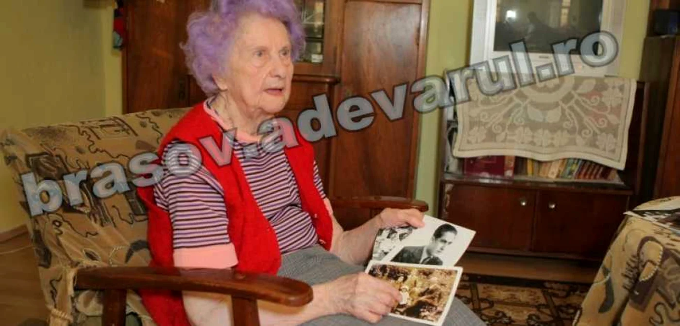 Gotherer Piroska păstrează cu sfinţenie pozele cu cei dragi, morţi la Auschwitz FOTO: Bogdan Crăciun 
