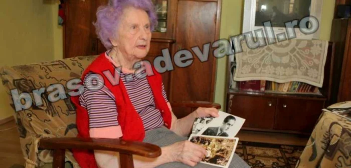 Gotherer Piroska păstrează cu sfinţenie pozele cu cei dragi, morţi la Auschwitz FOTO: Bogdan Crăciun 