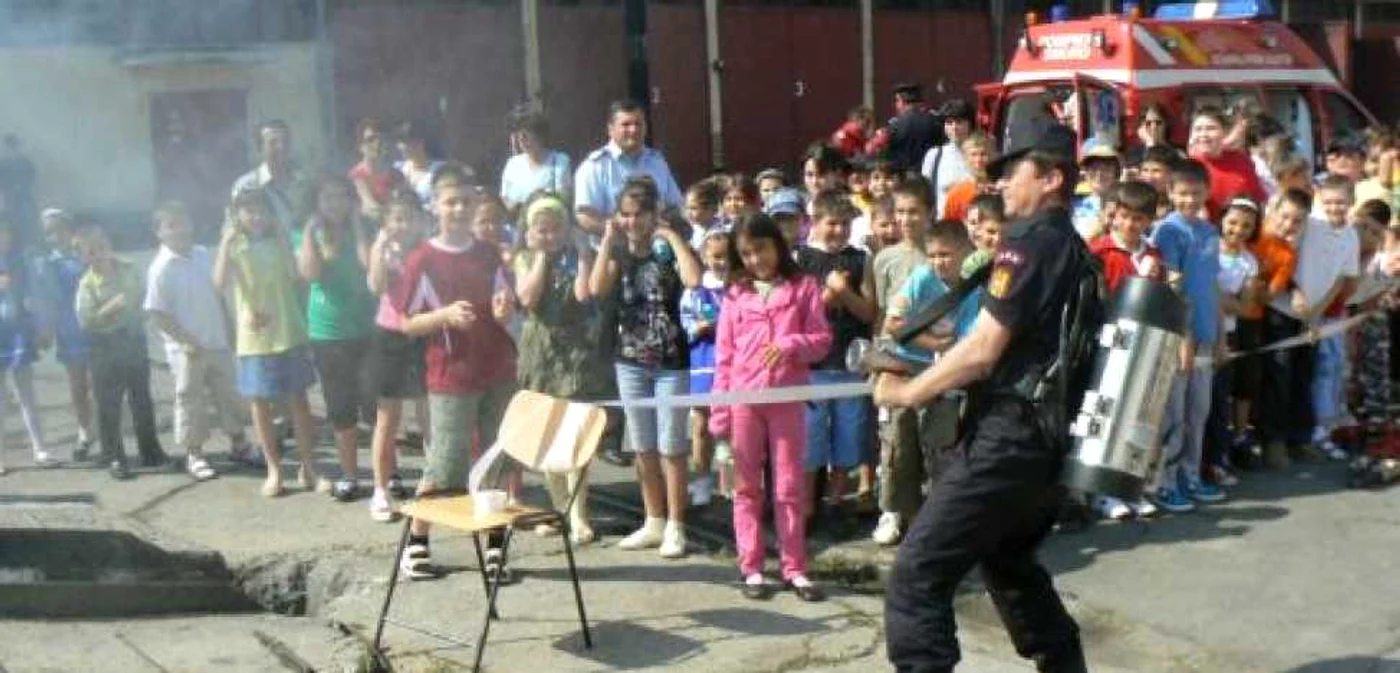 Copiii sunt încântaţi de demonstraţiile pompierilor (foto arhivă)