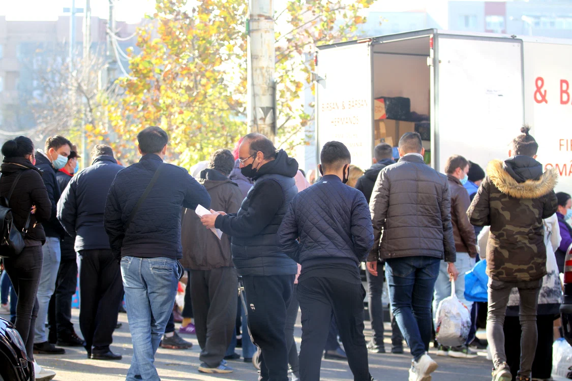 Bucureștenii s-au îngrămădit să-și ridice coletele primite din Spania 