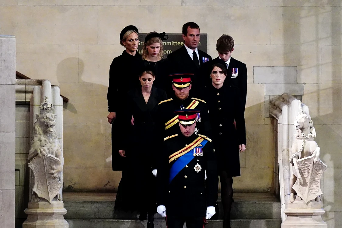 sicriul Reginei Elisabeta vegheat de nepoti Printul William, Printul Harry, Printesa Eugenie, Printesa Beatrice, Peter Philips, Zara Tindall, Louise si James (5) jpg
