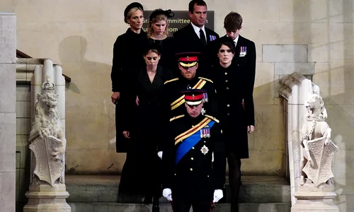 sicriul Reginei Elisabeta vegheat de nepoti Printul William, Printul Harry, Printesa Eugenie, Printesa Beatrice, Peter Philips, Zara Tindall, Louise si James (5) jpg