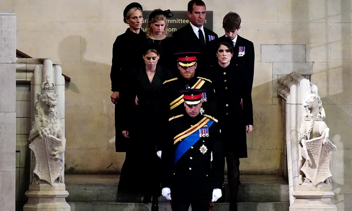 sicriul Reginei Elisabeta vegheat de nepoti Printul William, Printul Harry, Printesa Eugenie, Printesa Beatrice, Peter Philips, Zara Tindall, Louise si James (5) jpg