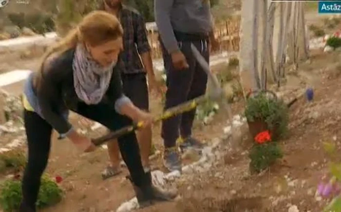 Iulia a săpat și gropi pentru flori