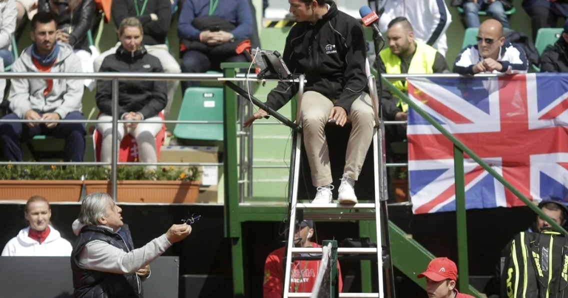 Antrenorul echipei Romaniei Ilie Nastase este escortat de pe teren şi ulterior în afara arenei în urma unei dispute cu arbitrul de scaun şi mai apoi cu alte persoane în timpul meciului de tenis dintre Sorana Cîrstea ăi Johanna Konta în cadrul Fed Cup