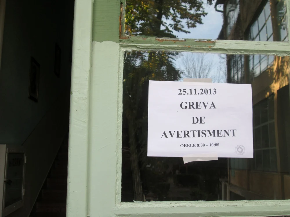 Pe uşi au fost lipite afişe care anunţă greva