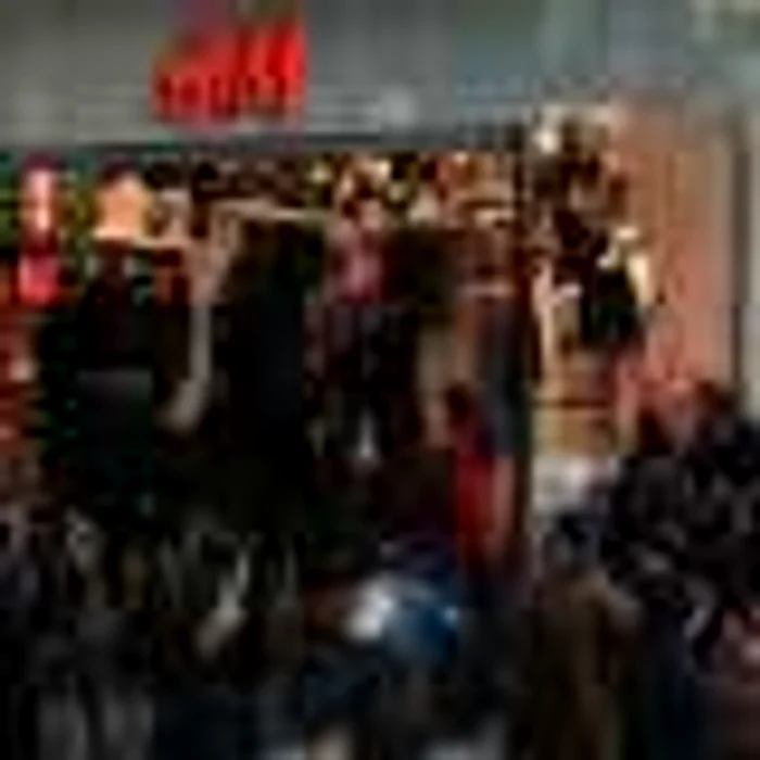 Coadă la inaugurarea unui magazin cu haine made in China