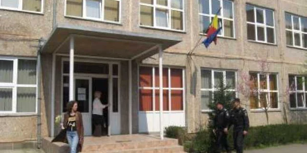 Directorii de şcoală, membrii de partid, au de ales: ori funcţia, ori partidul