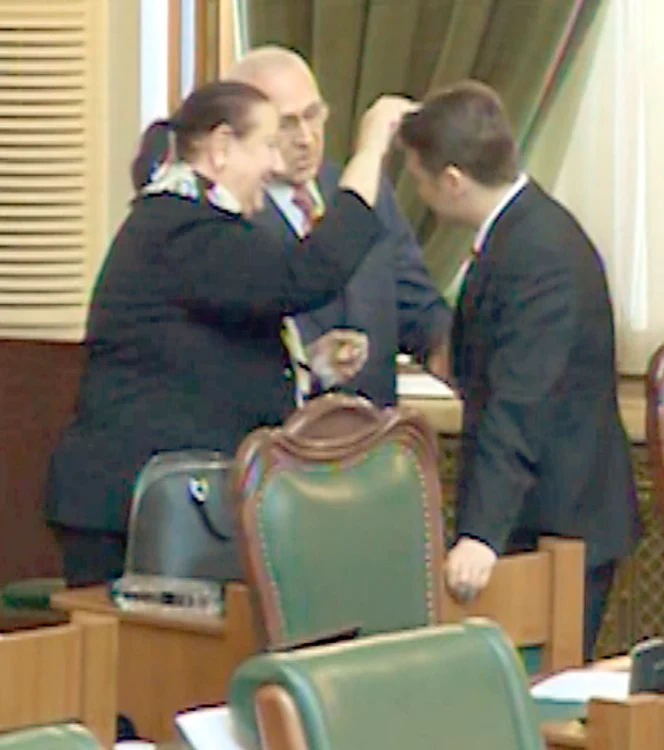 ... s-a continuat cu  creştetul şi apoi a  venit răspunsul “divin”: a scăpat  de arest 