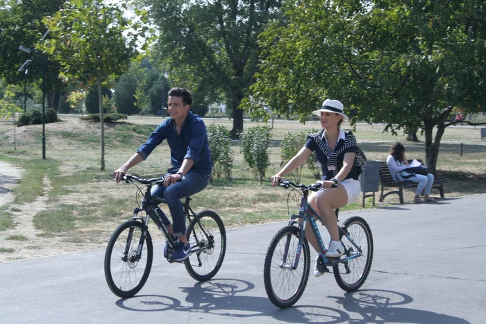 Oana Ioniță, la o plimbare cu bicicleta prin parc