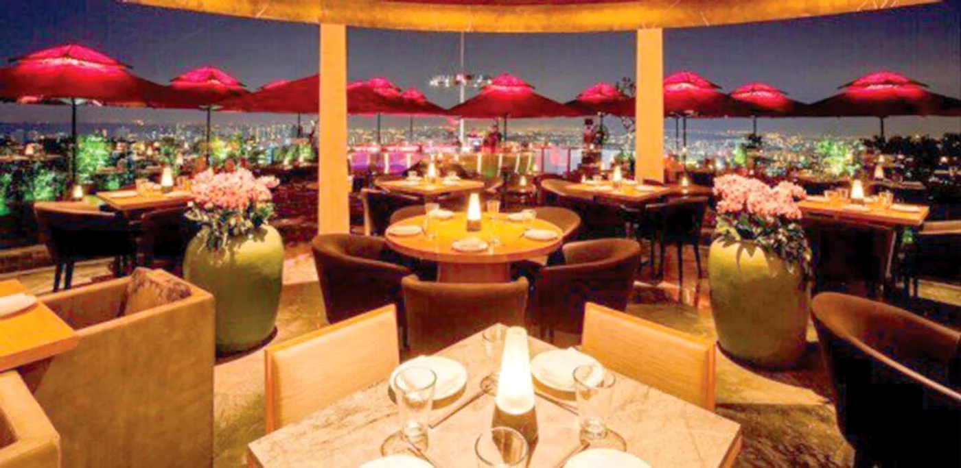 Cina va avea loc la restaurantul Ce’ La Vi, de pe acoperişul Hotelului Marina Bay Sands