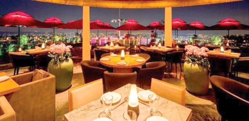 Cina va avea loc la restaurantul Ce’ La Vi, de pe acoperişul Hotelului Marina Bay Sands
