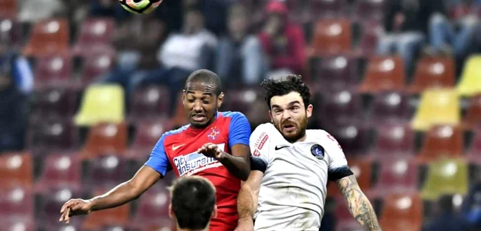 Duelul De Amorim (stânga) - Chiţu (Viitorul) a fost câştigat de mijlocaşul Stelei în tur. FOTO: Sportpictures.eu