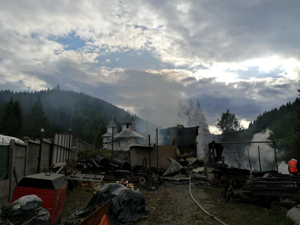 Incendiul a afectat 1.600 de metri pătraţi de construcţii FOTO Tudor Sofronia