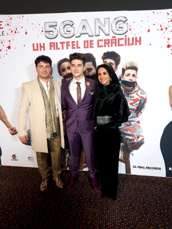 Mădălin alături de părinţii săi