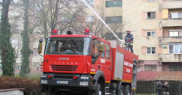 Echipajele ISU au luptat cu focul mai bine de o oră 