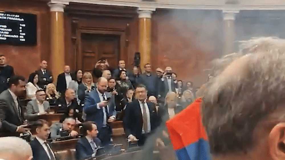 Haos și violențe în Parlamentul Serbiei, unde s-au aruncat cu grenade fumigene. O deputată a suferit un atac cerebral