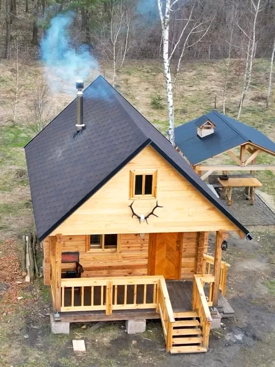 Bjorn Brenton a construit cabana din lemn în 12 luni