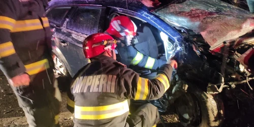 Accident rutier pe DN67 la Stoeneşti - Vâlcea cu patru victime printre care şi un copil de patru ani Foto ISU Vâlcea 1