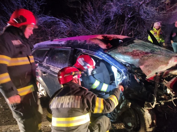 Accident rutier pe DN67, la Stoeneşti - Vâlcea, cu patru victime printre care şi un copil de patru ani Foto ISU Vâlcea