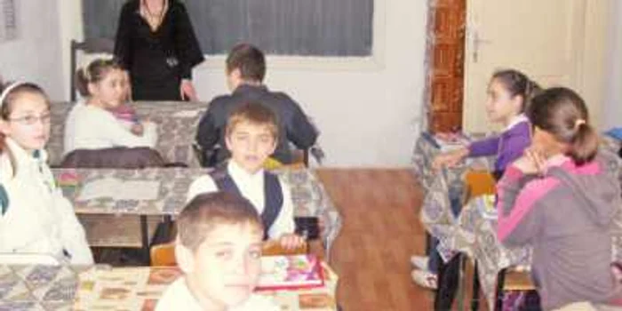 Elevii Şcolii nr. 2 din Chiraftei fac ore în clase de numai câţiva metri pătraţi 