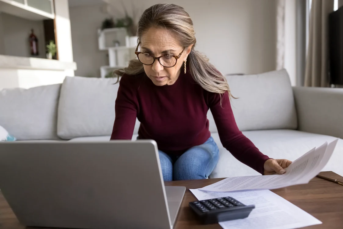 O pensionară calculează indexarea pensiei