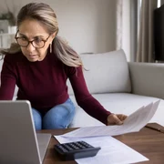 Pensionar făcând calcule FOTO: Shutterstock 