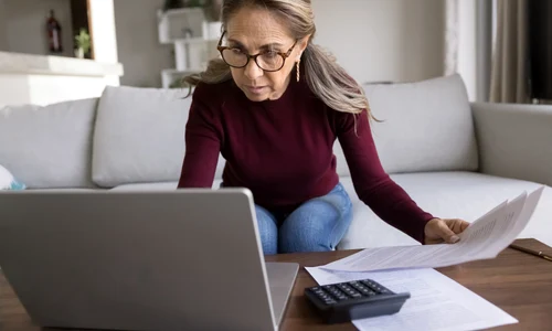 Pensionar făcând calcule FOTO: Shutterstock 
