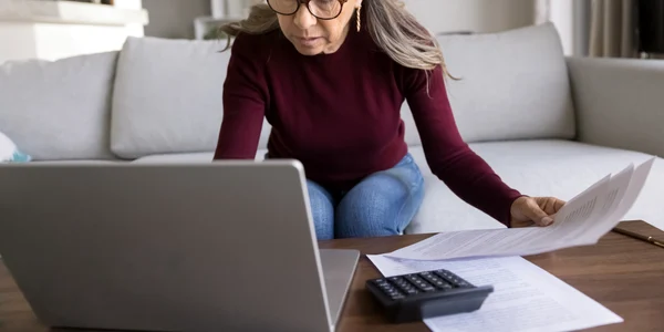 Pensionar făcând calcule FOTO: Shutterstock 