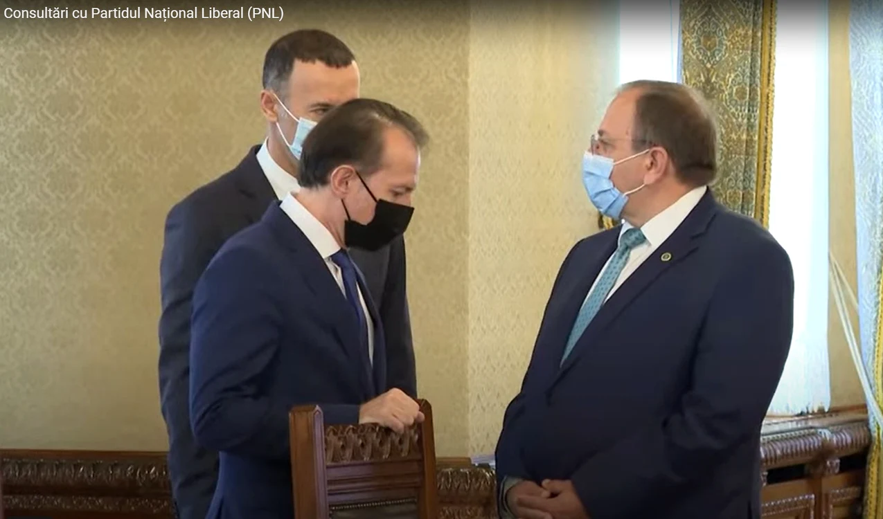 
    Florin Cîțu s-a prezentat la negocierile de la Cotroceni relaxat și pus pe glume Sursa foto: captură video Youtube  