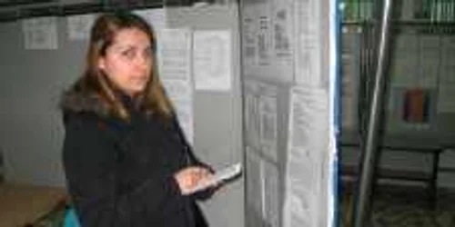 Luciana îşi ia notiţe zi de zi despre noile joburi vacante.