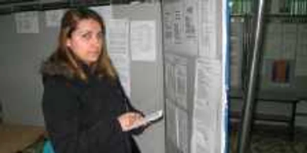 Luciana îşi ia notiţe zi de zi despre noile joburi vacante.