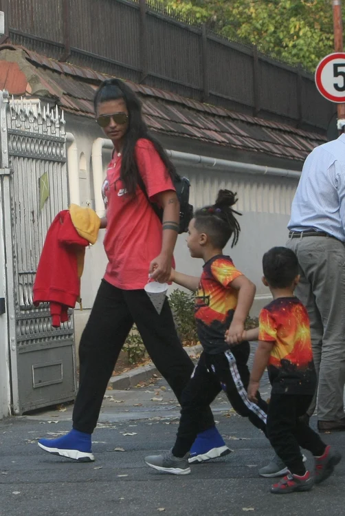 Antonia se asortează cu băieții ei