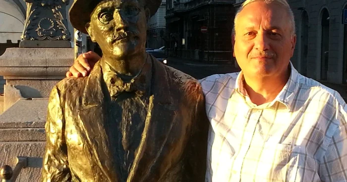 Mircea Mihăieş şi statuia lui James Joyce FOTO: Arhiva personală Mircea Mihăieş