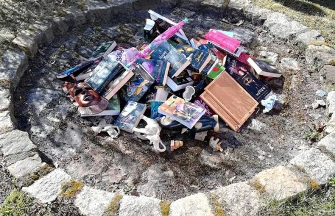 Cărţile arse de preoţii catolici în Polonia FOTO Facebook/ Fundacja SMS Z NIEBA