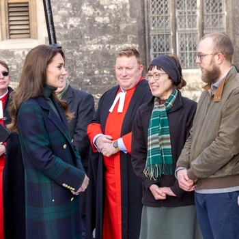Kate Middleton a plantat un cireș în memoria Reginei