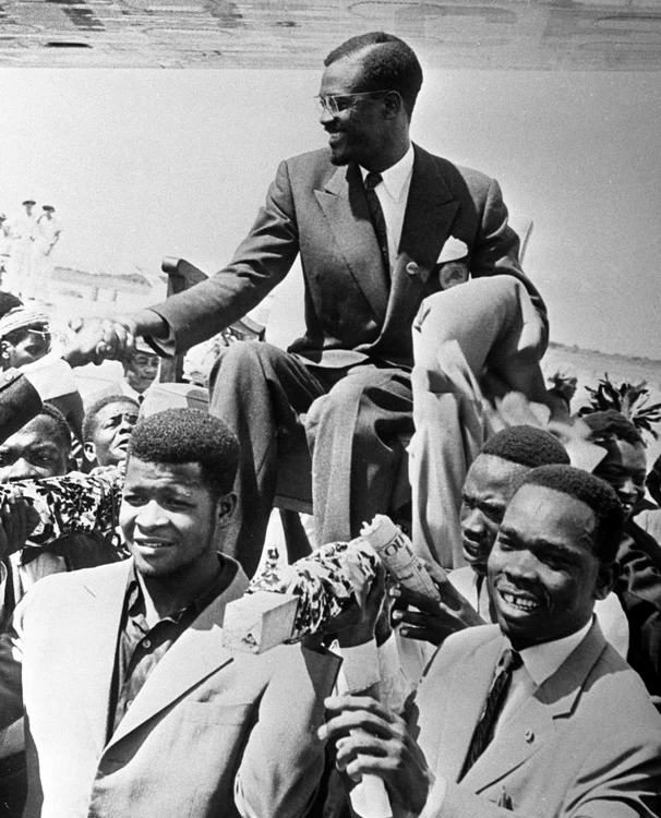 Patrice Lumumba, purtat pe braţe după ce a aterizat pe aeroportul din Stanleyville
