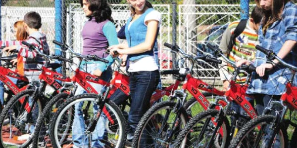 Tinerii din Mărginimea Cugirului se bucură că nu vor mai merge pe jos la şcoală