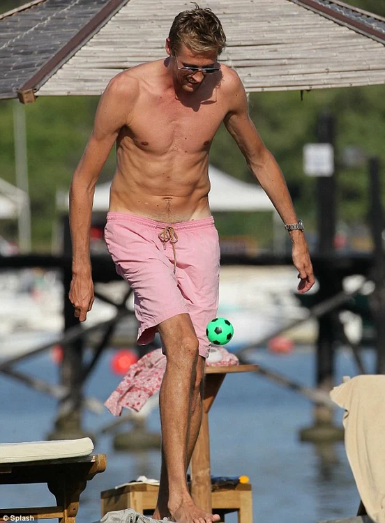 Crouch se joacă cu mingea unui copil