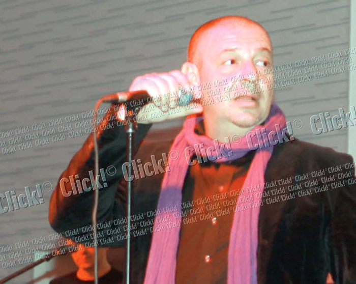 Solistul trupei Proconsul  cântă şi la biserică,  şi la petreceri