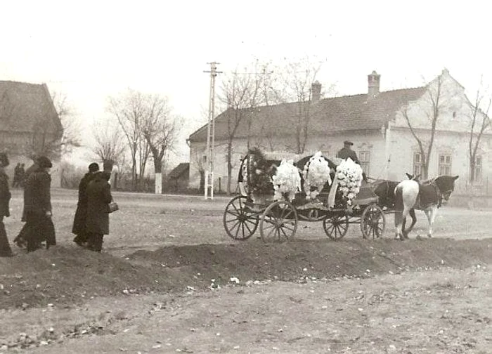 Fotografie de epocă cu dricul tras de cai de la Bulgăruș FOTO Ambulanța pentru Monumente