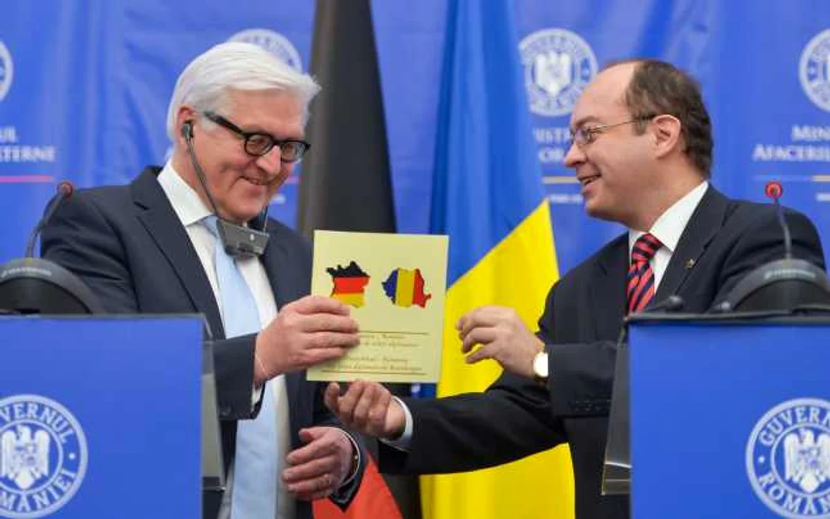 Bogdan Aurescu, oferindu-i harta greşită omologului său german, Frank-Walter Steinmeier. FOTO Mediafax