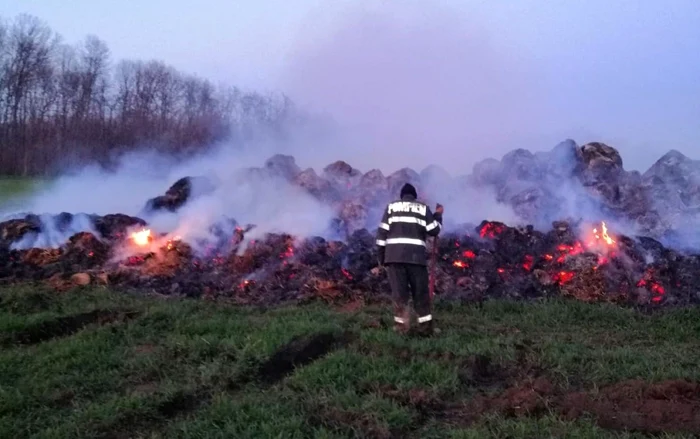 Incendiul din comuna Axintele nu a fost stins FOTO ISU Ialomiţa