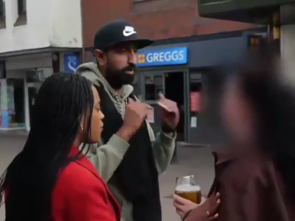 „Maimuțe murdare / Salvați-ne copiii”. Antreprenor străin din Marea Britanie, atacat rasist în timpul unui interviu pentru Sky News