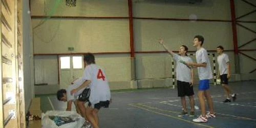 Bacău: Elevii au aruncat PET-uri turtite la coș (GALERIE FOTO)