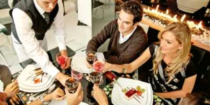 Nevoia de socializare este unul dintre motivele pentru care ieşim la restaurant  