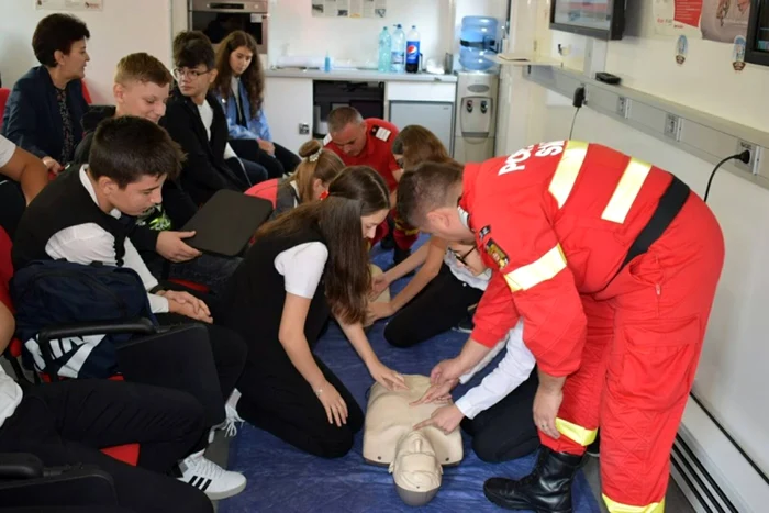 Lecţii de prim ajutor în cadrul Caravanei SMURD „Fii pregătit” la Vâlcea Foto FB ISU Valcea